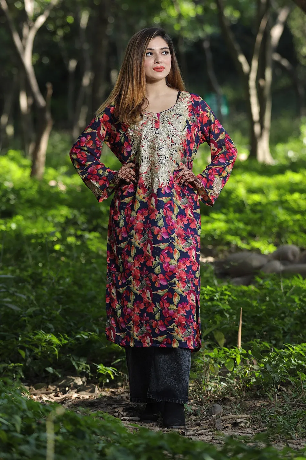 ALLURING FLORAL Multicoloured Printed Georgette Kashmiri Tilla Work Designer Kurti  Suitable For All Occasion , Enhance The Beauty Of The Wearer.