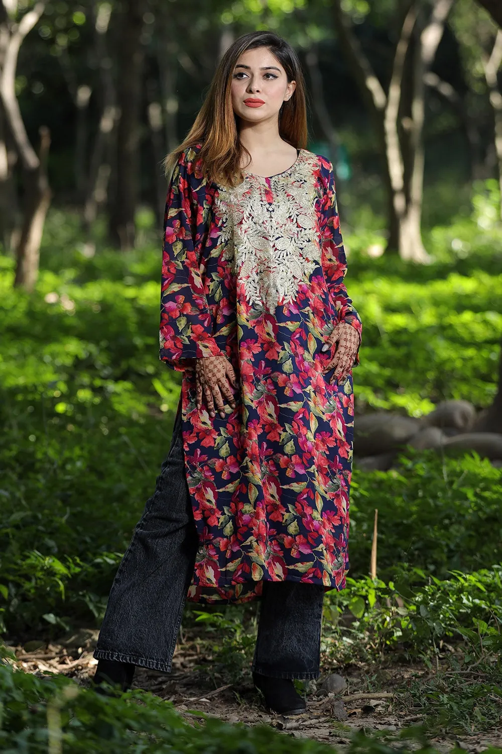 ALLURING FLORAL Multicoloured Printed Georgette Kashmiri Tilla Work Designer Kurti  Suitable For All Occasion , Enhance The Beauty Of The Wearer.