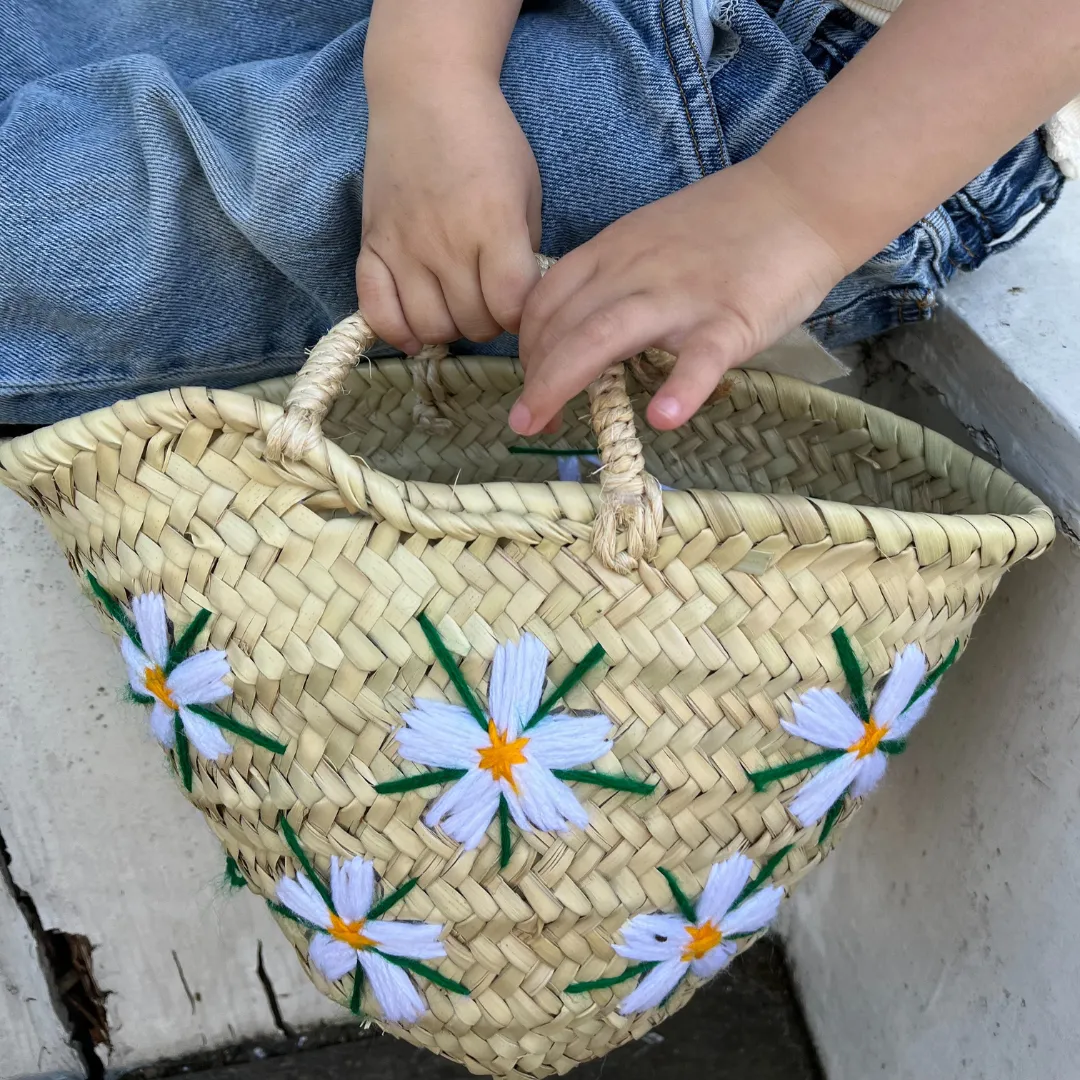 Cane basket - Handmade - Embroidered flowers - ø 22 cm