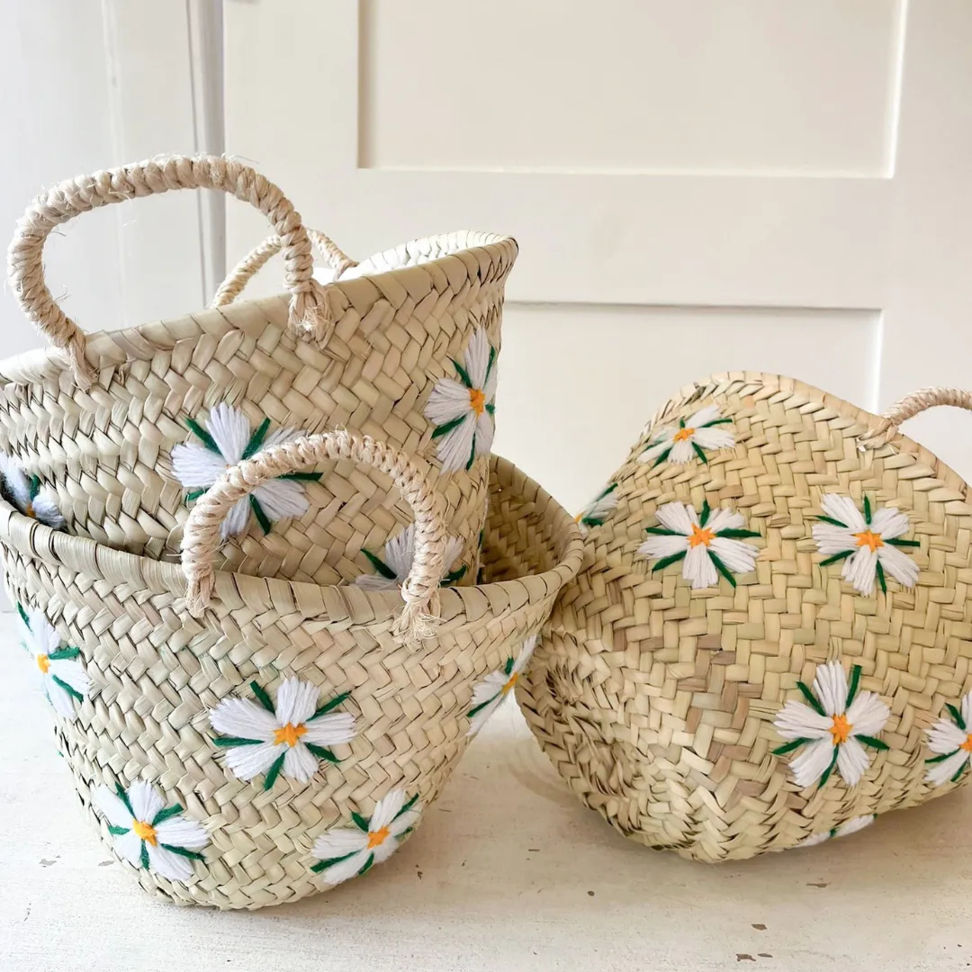 Cane basket - Handmade - Embroidered flowers - ø 22 cm