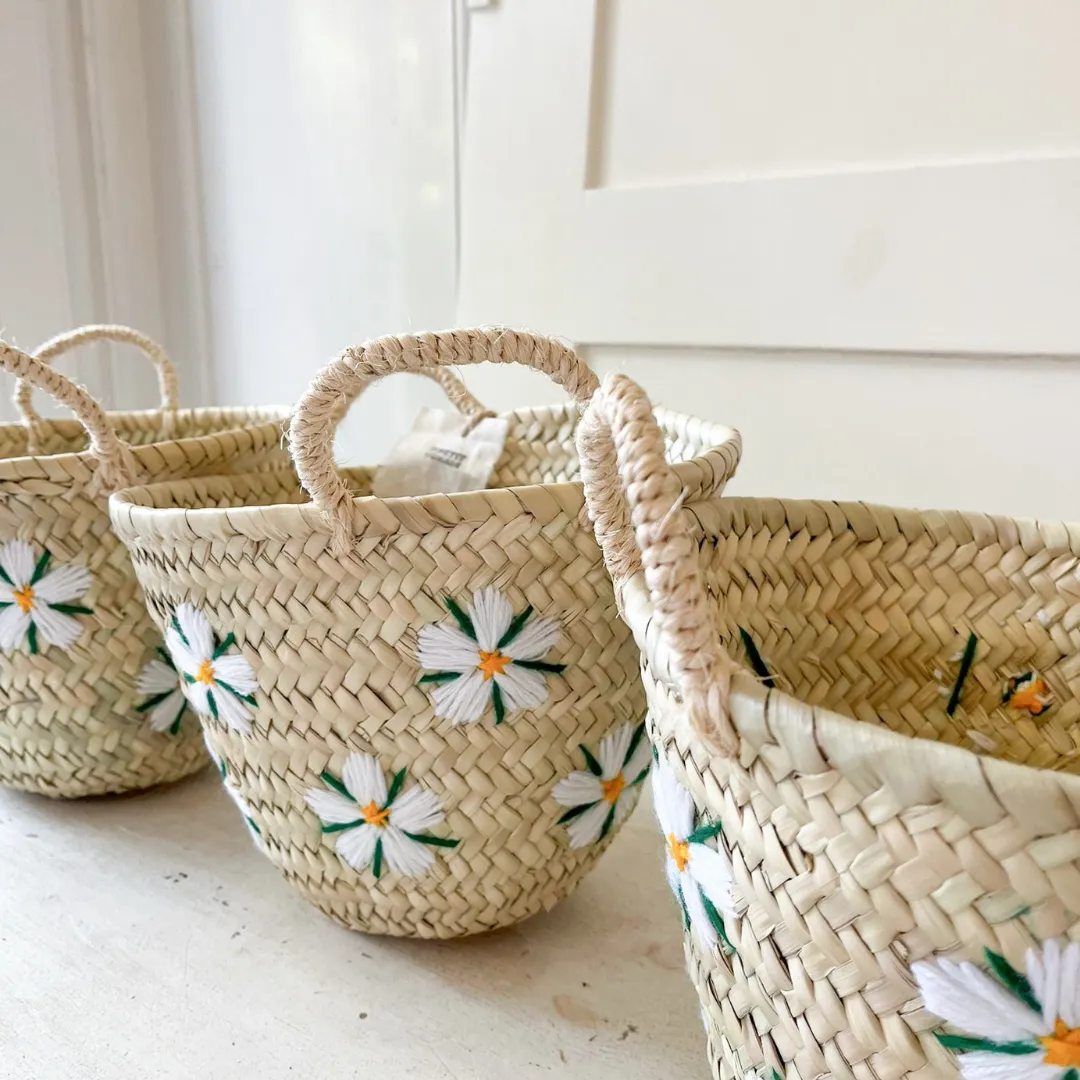 Cane basket - Handmade - Embroidered flowers - ø 22 cm