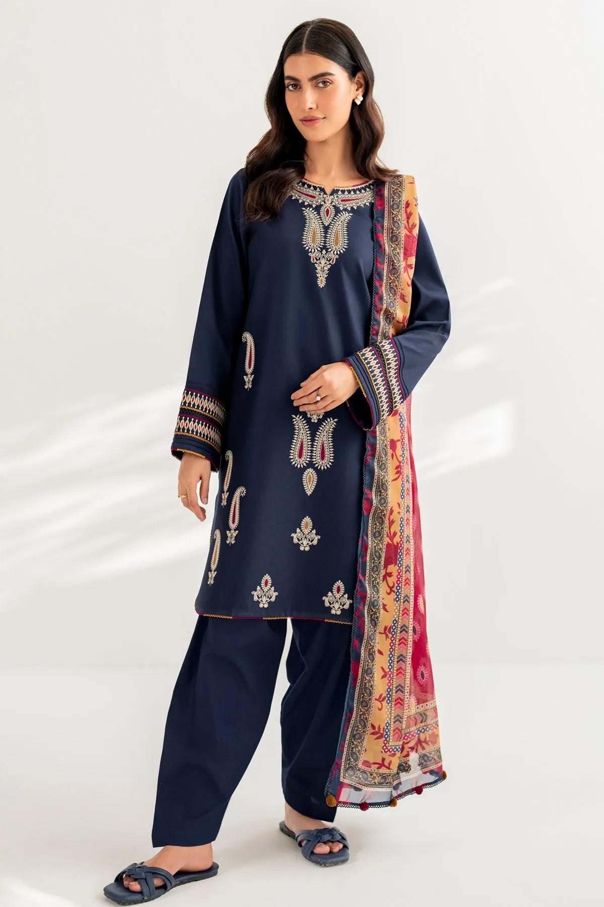 Embroidered Lawn USE - 9100