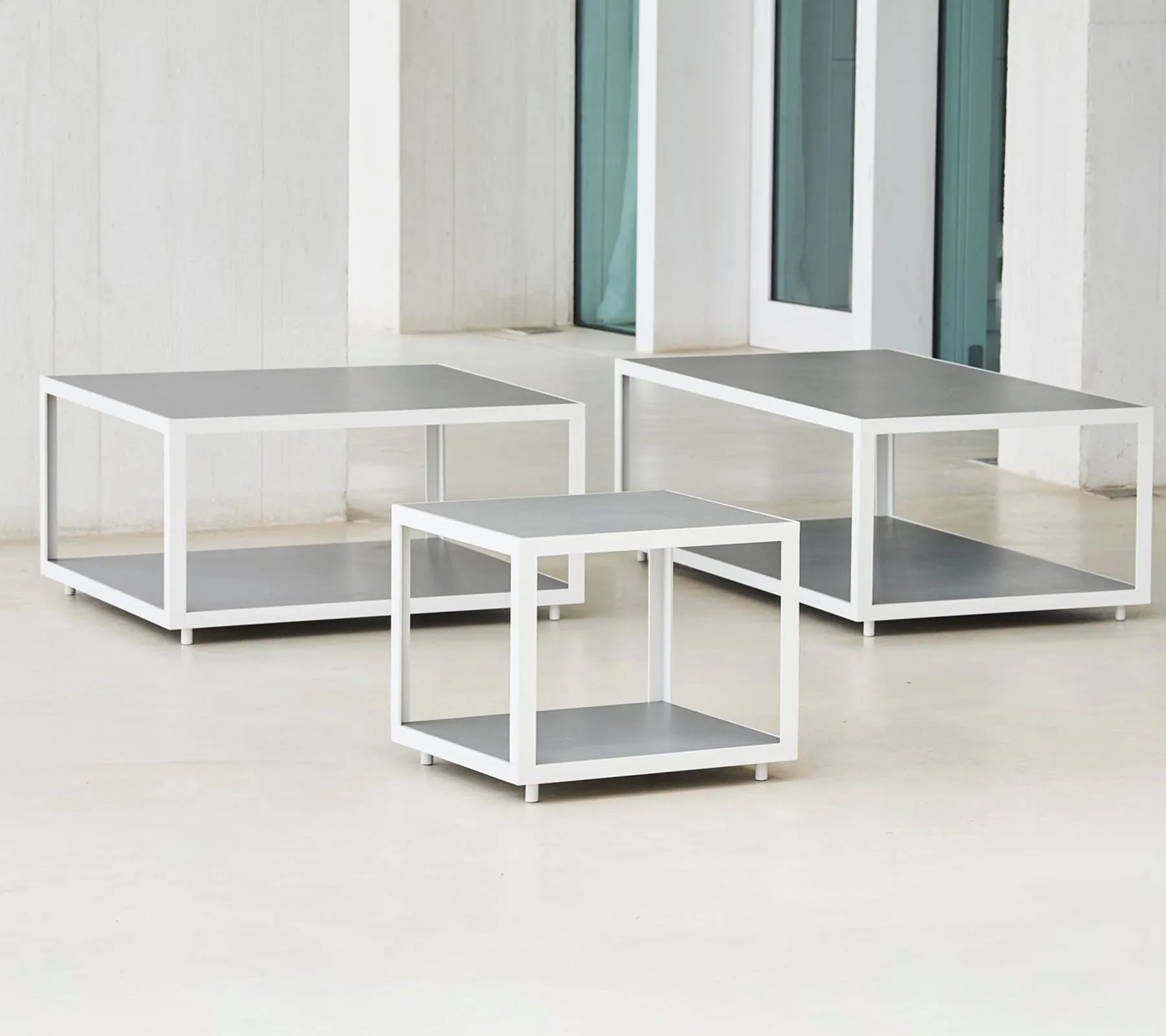 Level coffee table, small