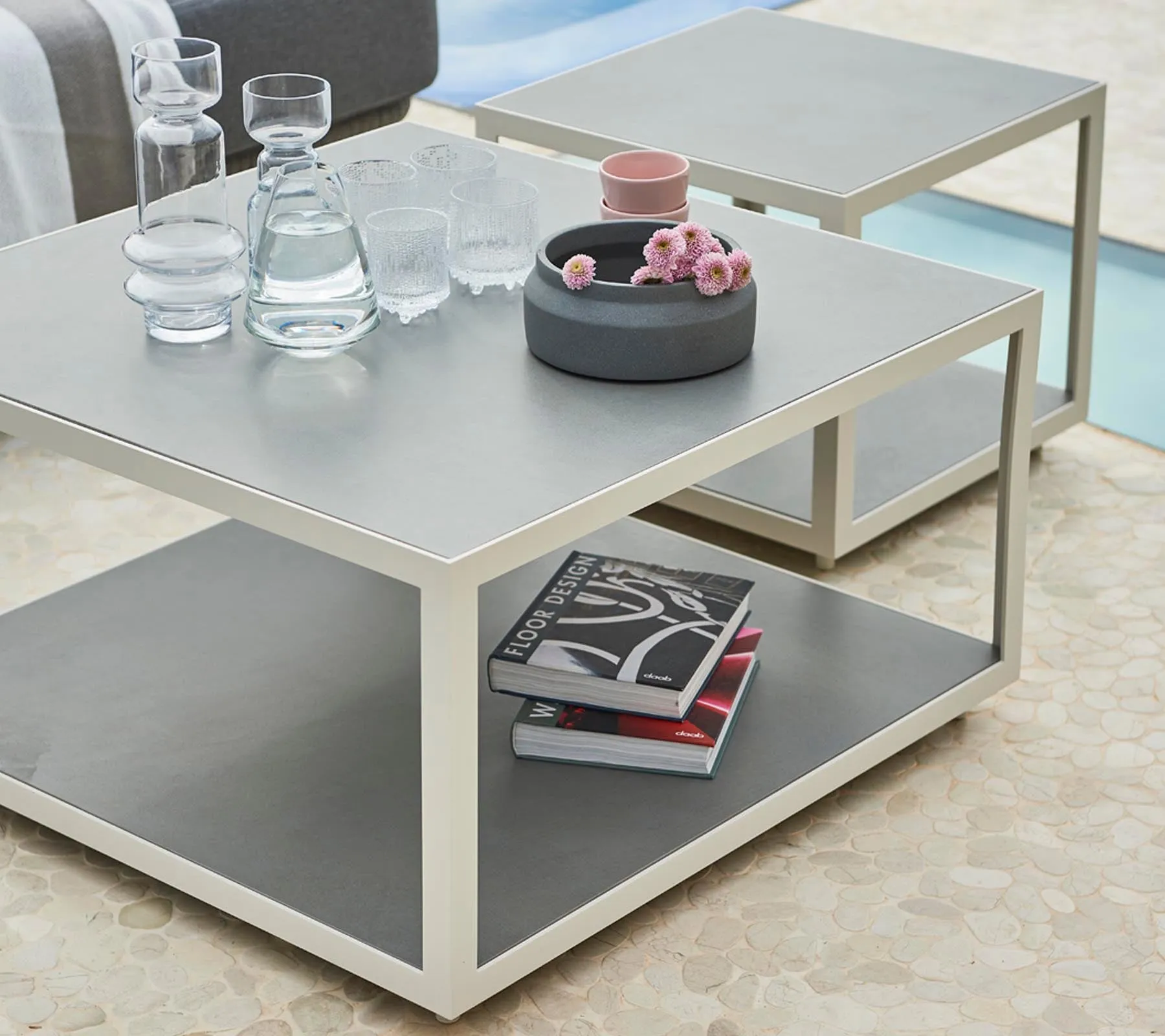 Level coffee table, small